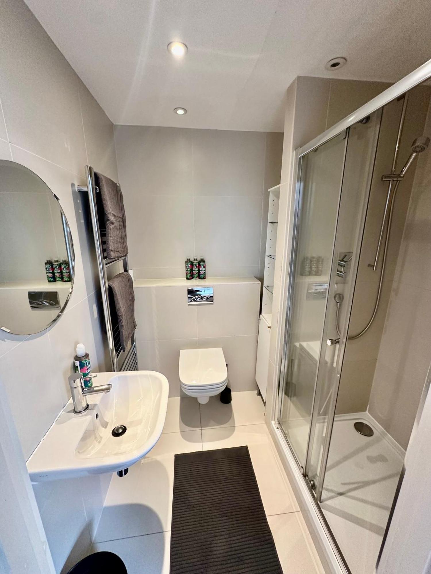 Apartament Large, Family Friendly 3-bed Flat In Wood Londra
