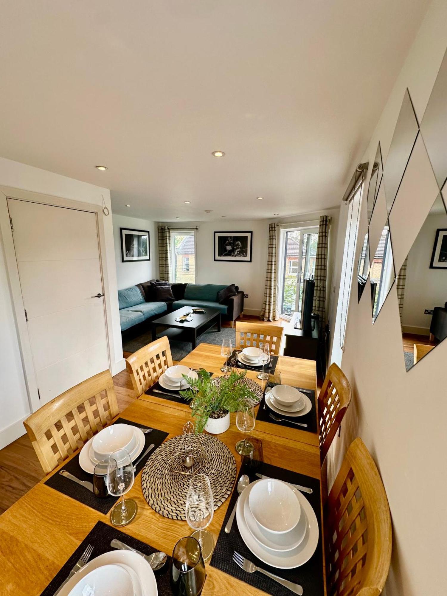Apartament Large, Family Friendly 3-bed Flat In Wood Londra